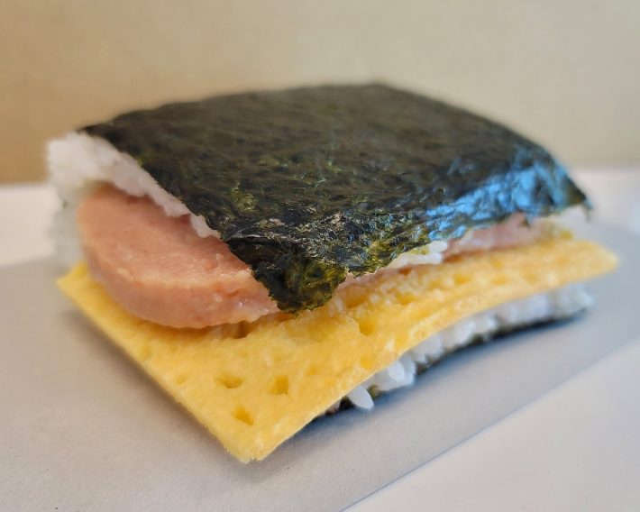 おむすびと言いながら、実際はむすんでいない形状