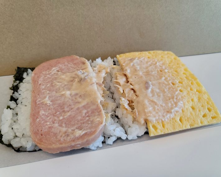 ファミマのSPAMむすびを広げてみた