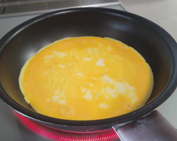 卵2個分を小さめのフライパンで焼くと、厚めの薄焼き卵になる