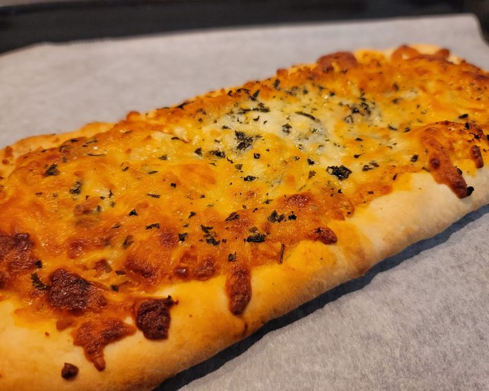 焼き上がったマルゲリータ。あれ？見た目にはあの王道感はない。