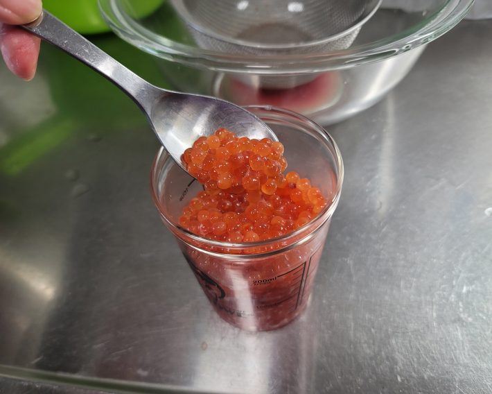 ほぐした卵を清潔なガラス器に移そう