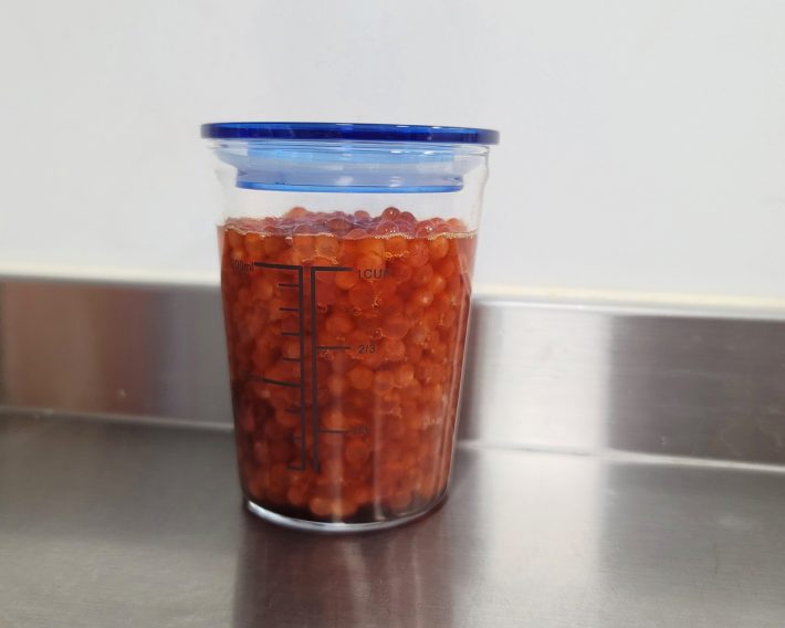 めんつゆを注いで、全体をやさしく混ぜ合わせれば完成です