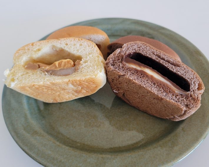 左：チロルチョコパン（きなこもち）　138円／右：チロルチョコパン（ミルクチョコ）　130円