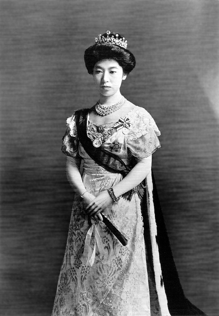 大正天皇の皇后・貞明皇后 1912年 毎日新聞社「天皇四代の肖像」宮内省(Ministry of the Imperial Household), , Public domain, via Wikimedia Commons