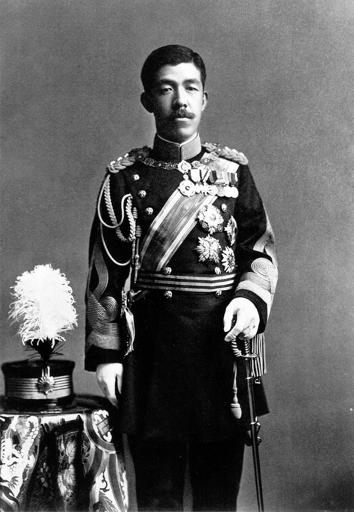 大正天皇 1912年 毎日新聞社「天皇四代の肖像」宮内省(Ministry of the Imperial Household), Public domain, via Wikimedia Commons