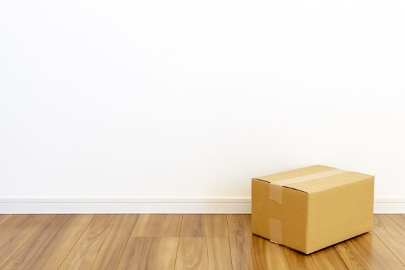 部屋とダンボール箱