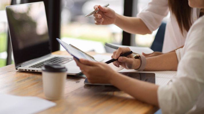 職場　先輩後輩