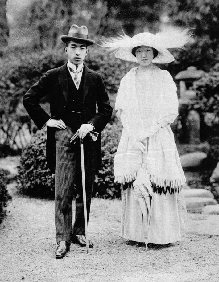 皇太子裕仁親王と良子妃の成婚記念写真　1924年 Source 毎日グラフ「崩御 昭和天皇」, Public domain, via Wikimedia Commons