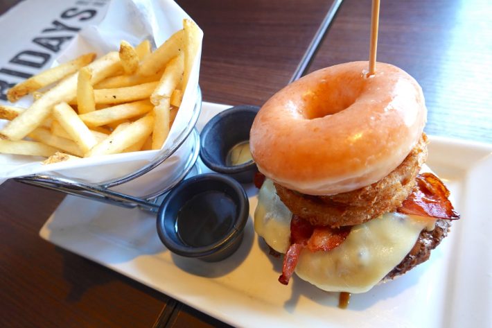 「フライデーズ シグネチャー ドーナツバーガー」（税込¥1639）