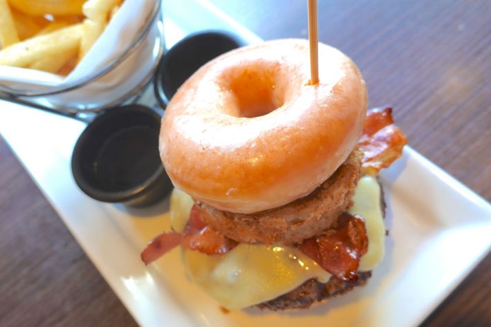 「フライデーズ シグネチャー ドーナツバーガー」（税込¥1639）