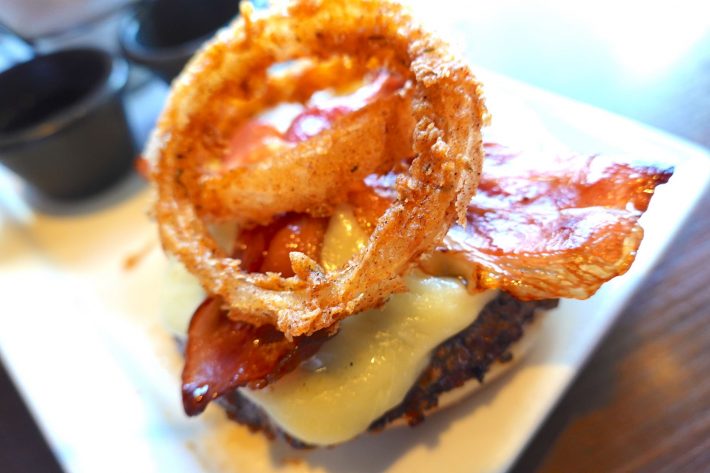 具材はフライドオニオンやベーコン、チーズ、ビーフパテなど盛り沢山