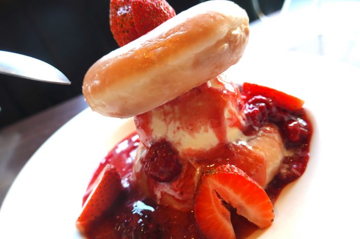 2つのドーナツにバニラアイスが挟まれている