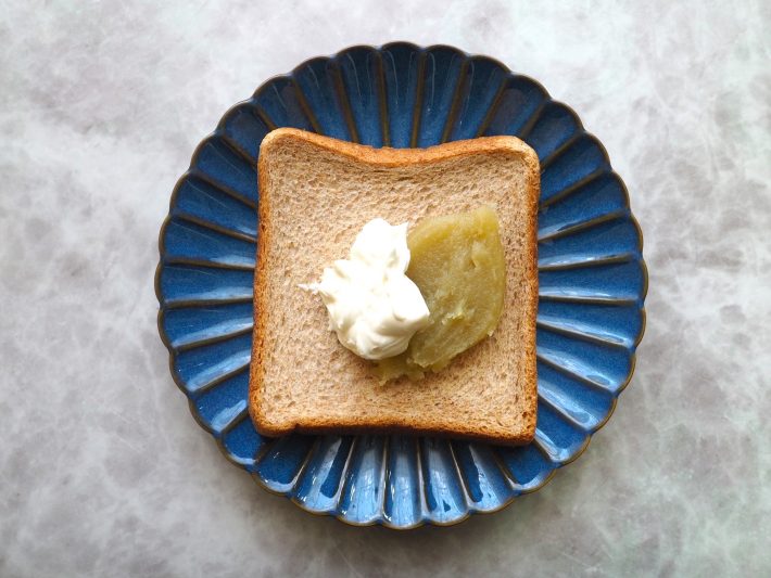 トーストした食パンに「シャインマスカットあん」とマスカルポーネチーズをトッピング