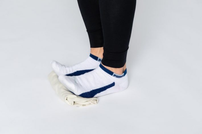 このまま踵を床から離して爪先立ちをします。