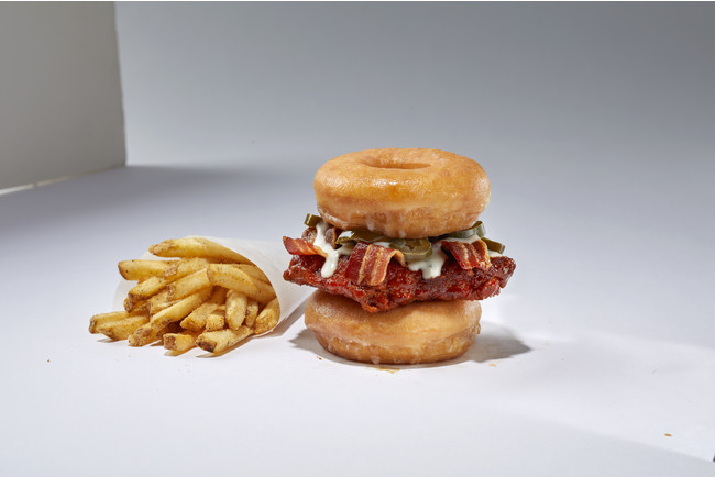 「フレイミング ドーナツ チキンサンドイッチ」（税込¥1639）