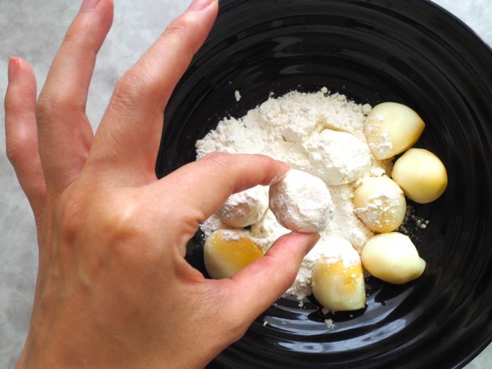 薄く小麦粉をまぶします