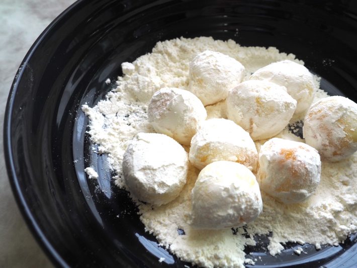 熱したフライパンで焼きます。