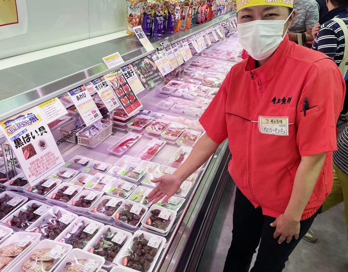 角上魚類川口店・中村千明さん。趣味の釣りや魚好きが高じて角上魚類のスタッフになったそうです