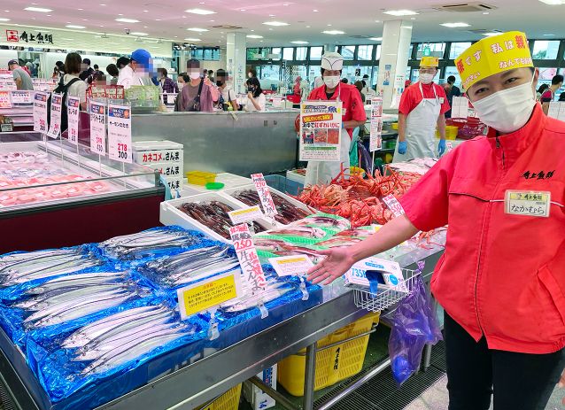 角上魚類川口店・中村千明さん。趣味の釣りや魚好きが高じて角上魚類のスタッフになったそうです