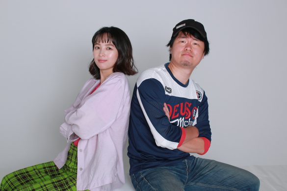 （左）清野菜名さんと（右）中元雄監督