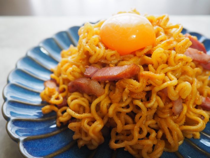 仕上げに、卵黄を中央に乗せたら完成！　