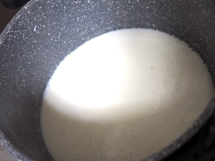 牛乳を沸騰させます。