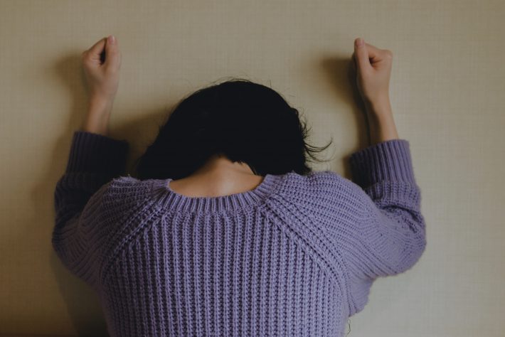 可哀そうにと足をさすられた、誰も助けてくれなかった