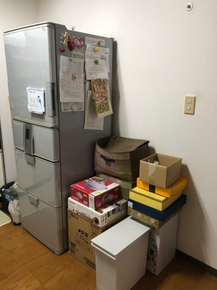 家族写真を外した冷蔵庫と、直置きをやめた食材