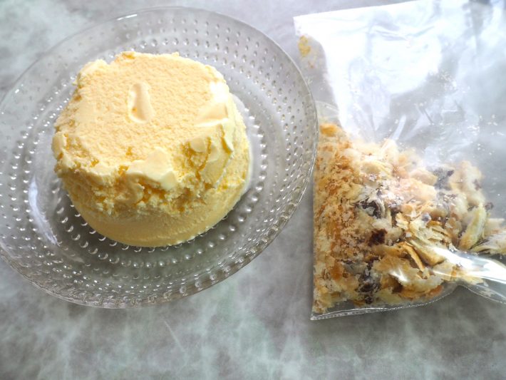 スーパーカップにパイの実をふりかけます