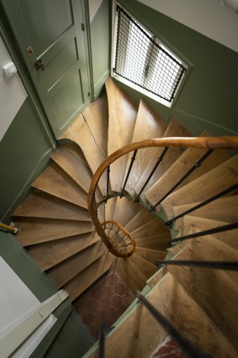 エレベーターはないので、部屋までは螺旋階段で最上階まで上る。