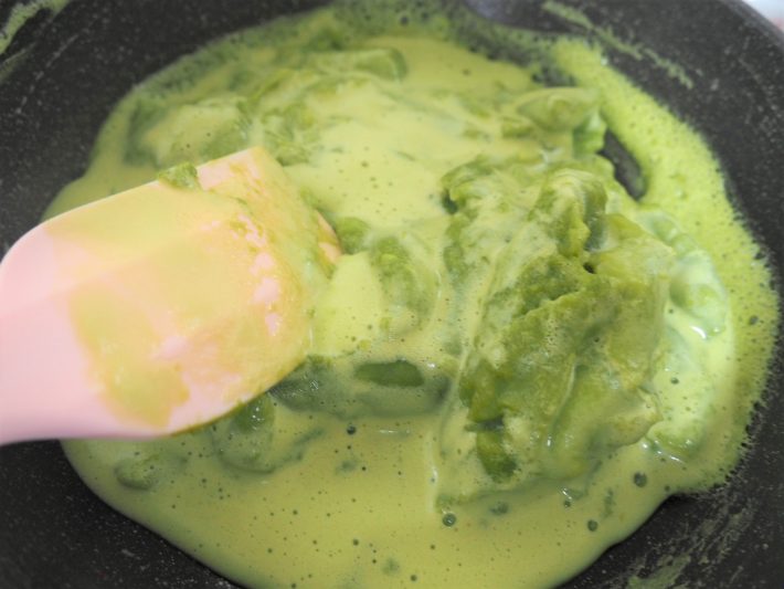 ヘラに重みを感じます。