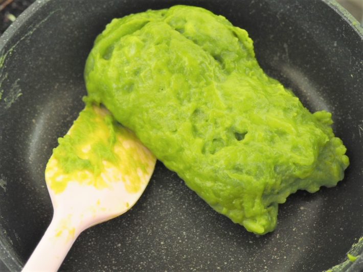 ずんだ餅みたいな鮮やかなグリーンになって戸惑う。