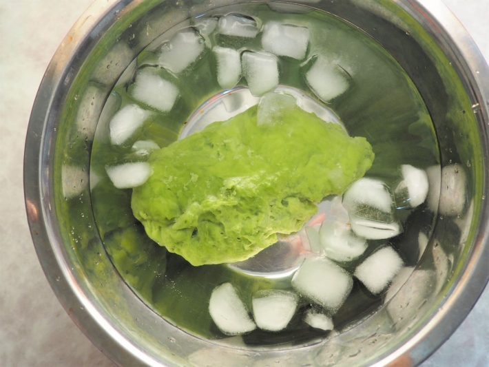 氷水でキュッと締めます。