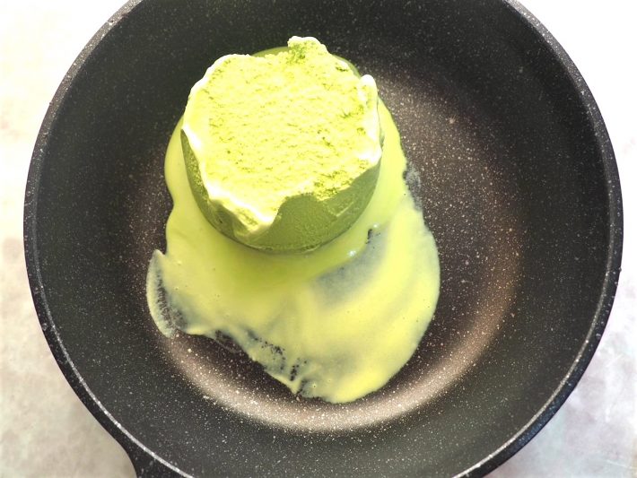 「スーパーカップ抹茶」をフライパンへ。