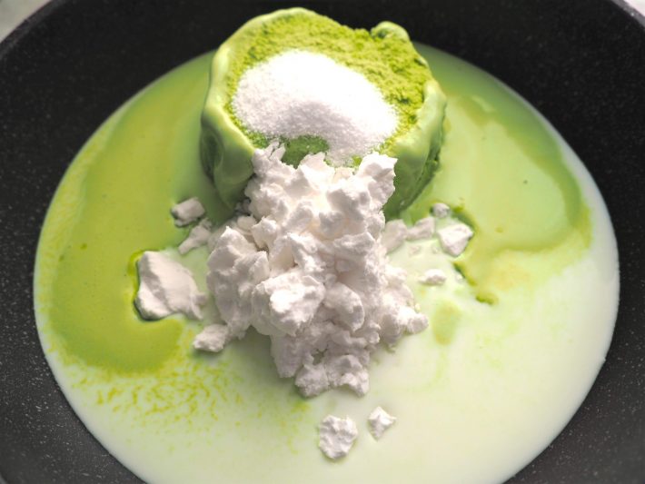 牛乳と砂糖、片栗粉を投入。