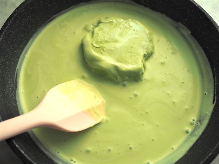 材料が馴染んできたら、火にかけます。