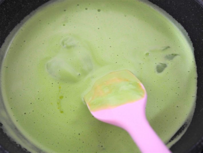 3分ほど混ぜると徐々にかたまりになってきます。