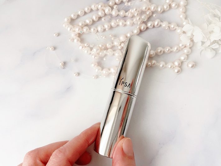 メイクの上からでも使える美容液スティック