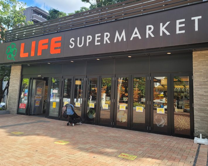 全国283店舗を展開するライフ（21年9月時点)。アマゾンとも提携してネット注文も充実している