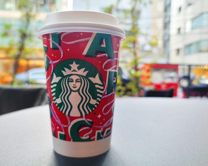 スタバのカップは、クリスマスが待ち遠しくなるデザインに