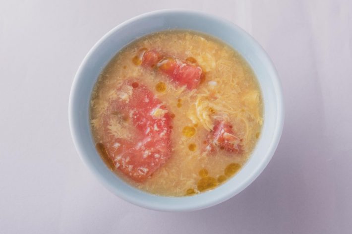 トマト×溶き卵のみそ汁。レシピは後ほど紹介