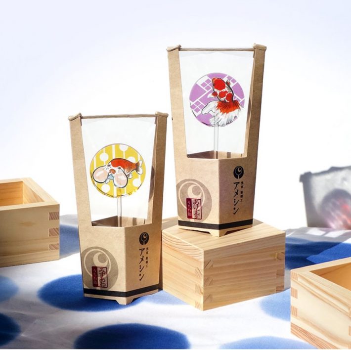 深堀隆介展「金魚鉢、地球鉢。」の物販コーナーではこんな可愛い金魚飴も！　右：深堀隆介描き下ろし 金魚飴 命名＜あけすず＞　左：深堀隆介描き下ろし 金魚飴 命名＜みずあわ＞