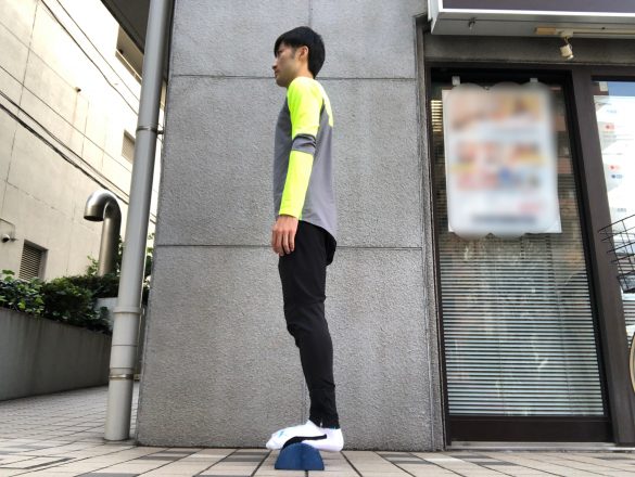 ポールの上に両足を乗せて直立してバランス力UP