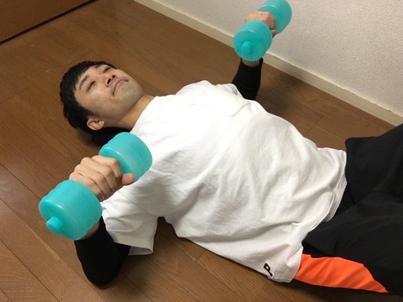 1. 両手でダンベルを持ち、仰向けに寝ます