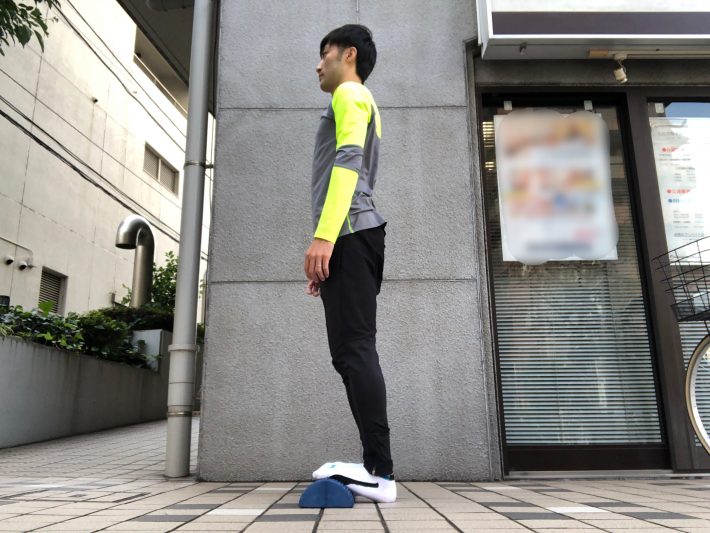 つま先をポールに乗せます