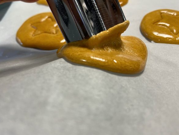 失敗例。まだ柔らかいうちに型を載せたので、ベッタリくっついてしまいました。