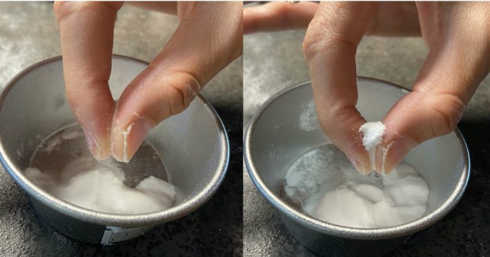 3.指先で重曹をつまめるだけつまむ。