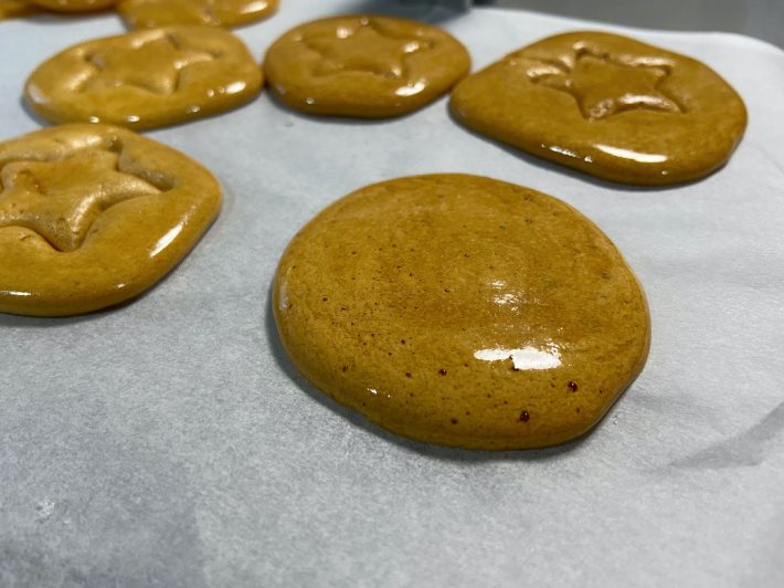 5.重曹がすべて溶けたらクッキングシートに載せる。