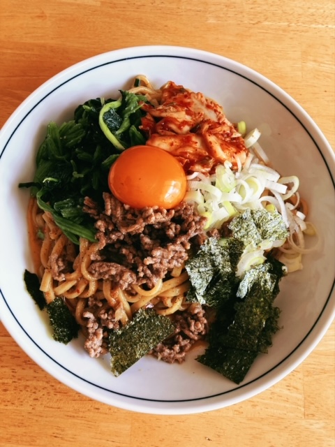 筆者がファミマの台湾まぜそばに玉子やキムチなどを足して作ってみました。おいしかったです！