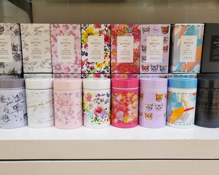 お弁当にピッタリのスープジャーがズラリと並ぶ